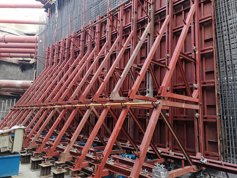 半自动式单侧模板